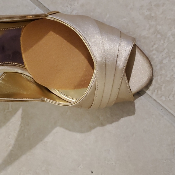 Nina New York size 7M open toed gold heel shoes - Picture 5 of 5